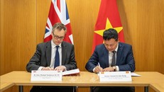 Việt Nam và Anh ký thỏa thuận hợp tác chống di cư bất hợp pháp