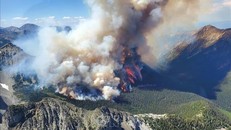 Hàng nghìn người phải sơ tán do cháy rừng lan nhanh tại Canada