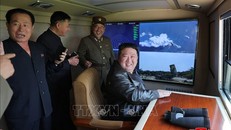 Kim Jong Un thị sát diễn tập phóng tên lửa