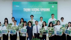 Các sinh viên Học viện Tài chính được nhận học bổng Thịnh Vượng của VPBank