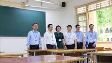 Giám đốc Sở Giáo dục và Đào tạo Hà Nội Trần Thế Cương kiểm tra công tác coi thi tại Trường THPT Việt Đức, quận Hoàn Kiếm. Ảnh: Thanh Tùng/TTXVN