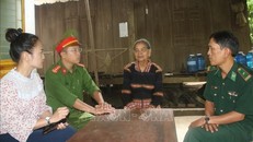 Nữ già làng Ksor H'Blăm, xã Ia Mơ, huyện Chư Prông (Gia Lai) trao đổi với Phóng viên TTXVN. Ảnh: TTXVN phát