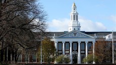 Đại học Harvard tiếp tục vướng rắc rối pháp lý về bê bối bài Do Thái