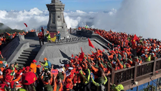 Quốc khánh đỏ rực màu cờ sắc áo trên đỉnh Fansipan