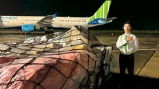 Những lô hàng cứu trợ đồng bào vùng lũ đầu tiên được Bamboo Airways vận chuyển hỏa tốc miễn phí đến Hà Nội 