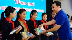 Ông Đỗ Thanh Tuấn, Giám đốc Đối ngoại Vinamilk, trao những phần quà cho học sinh Trường THCS dân tộc nội trú Phú Lương (tỉnh Thái Nguyên