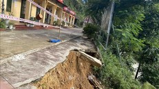 Gần 100 học sinh phải đi học nhờ nhà kho vì trường bị sạt lở