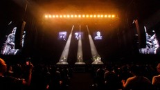 Sân khấu ấn tượng tại đêm nhạc mang đến cảm giác hoài niệm về một miền ký ức cảm xúc đáng nhớ của thời thanh xuân, như những giai điệu bất hủ từ Michael Learns To Rock.