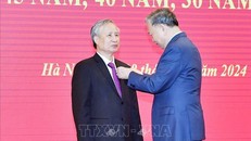 Tổng Bí thư Tô Lâm trao Huy hiệu 45 năm tuổi Đảng tặng đồng chí Trần Quốc Vượng