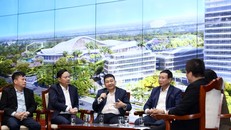 Ông Bùi Quốc Khánh, Tổng Giám đốc công ty CP TNTech (giữa) chia sẻ trong tọa đàm “Khu công nghiệp Xanh - Thông minh”. 