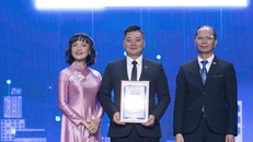 Đại diện Văn Phú – Invest nhận chứng nhận Top 100 Nơi làm việc Tốt nhất Việt Nam năm 2024