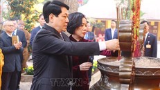 Chủ tịch nước Lương Cường cùng đại biểu kiều bào dâng hương tại Hoàng thành Thăng Long