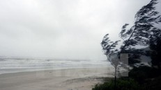 Áp thấp nhiệt đới di chuyển chậm, biển động mạnh