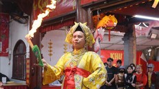 Thực hành, biểu diễn hầu đồng tại Phủ Tiên Hương, thuộc Khu di tích lịch sử, văn hóa Phủ Dầy (Nam Định). Ảnh: Công Luật/TTXVN 