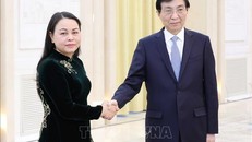 Phó Chủ tịch - Tổng Thư ký Ủy ban Trung ương MTTQ Việt Nam Nguyễn Thị Thu Hà (trái) hội kiến đồng chí Vương Hộ Ninh, Ủy viên Thường vụ Bộ Chính trị Đảng Cộng sản Trung Quốc, Chủ tịch Chính hiệp toàn quốc Trung Quốc. Ảnh: Công Tuyên/TTXVN