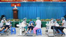 Trung tâm y tế Quận 6 thực hiện khám, kiểm tra sức khỏe răng miệng, điều trị dự phòng cho học sinh dưới sự giám sát, hỗ trợ của Bệnh viện Răng Hàm Mặt Trung Ương TP Hồ Chí Minh. Ảnh: TTXVN.