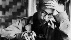 Chủ tịch Hồ Chí Minh làm việc tại chiến khu Việt Bắc trong thời kỳ kháng chiến chống thực dân Pháp. Ảnh tư liệu: TTXVN