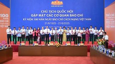 Chủ tịch Quốc hội và các đồng chí lãnh đạo Quốc hội chụp ảnh lưu niệm cùng các đại biểu tham dự buổi gặp mặt.