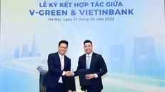 Ông Dương Văn Quân, Phó Tổng giám đốc VietinBank (bên phải) và ông Nguyễn Thành Dương, Tổng giám đốc V-Green tại lễ ký kết.