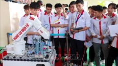 Sinh viên Trường Cao đẳng Công nghệ cao Hà Nội học nghề cơ điện tử. Ảnh: Diệu Thúy/TTXVN.