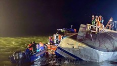 Các lực lượng khẩn trương tìm kiếm, cứu nạn các nạn nhân trong vụ chìm tàu. Ảnh: TTXVN.