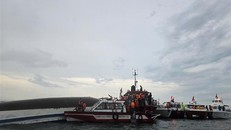 Lực lượng chức năng tiếp cận tàu đắm tiến hành cứu hộ, cứu nạn. Ảnh: Thanh Vân/TTXVN.