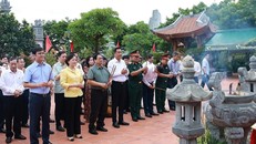 Thủ tướng Phạm Minh Chính dâng hương Chủ tịch Hồ Chí Minh và các Anh hùng liệt sĩ tại Quảng Trị