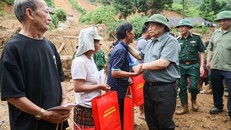 Thủ tướng tặng quà, động viên các gia đình bị thiệt hại do thiên tai