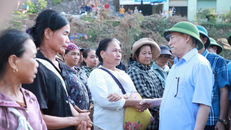 Phó Thủ tướng Hồ Đức Phớc thăm hỏi động viên bà con xã Mỹ Lý. 