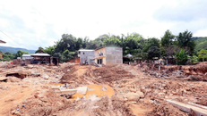 Hiện trường hoang tàn tại xã Chiềng Sơ sau khi lũ quét qua. 