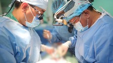 TTƯT Trần Hoài Ân cùng ekip thực hiện phẫu thuật cho bệnh nhân 