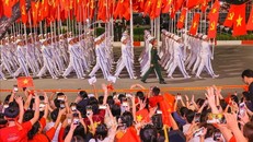 Phun hóa chất diệt côn trùng, đảm bảo vệ sinh môi trường ở các điểm phục vụ Lễ kỷ niệm A80