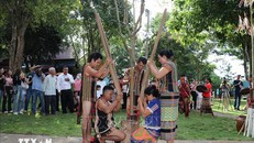 Tái hiện hình ảnh giã gạo nuôi quân của đồng bào S’tiêng Sóc Bom Bo. Ảnh: Nhật Bình/ TTXVN.