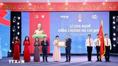 Tổng Bí thư Tô Lâm trao Huân chương Hồ Chí Minh lần thứ ba cho Thông tấn xã Việt Nam. Ảnh: Doãn Tấn/TTXVN.