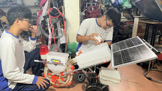 Hai em Phạm Nhật Long và Nguyễn Hoàng Ngọc Thạch, học sinh Trường THPT Chuyên Chu Văn An đang hoàn thiện mô hình máy gieo hạt bán tự động sử dụng năng lượng mặt trời, sản phẩm sáng tạo nhằm hỗ trợ nông dân giảm sức lao động và ứng dụng công nghệ vào sản xuất nông nghiệp