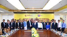 Các đại biểu chụp ảnh lưu niệm tại buổi tọa đàm.