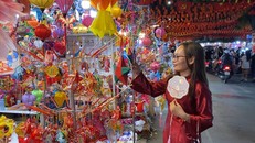 Người dân ngày càng chuộng đồ chơi Trung thu truyền thống. Ảnh: Hoa Quế/TTXVN.