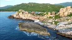 Hang Rái với vẻ đẹp hoang sơ và địa hình độc đáo.