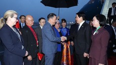 Các đại biểu đón Chủ tịch nước Lương Cường và Phu nhân tại sân bay Boeing Field Seattle, bang Washingon (Hoa Kỳ). Ảnh: Lâm Khánh/TTXVN. 