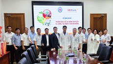 Đại diện Bệnh viện Đà Nẵng, HDBank tại Lễ bàn giao triển khai hồ sơ bệnh án điện tử (EMR) tại Bệnh viện Đà Nẵng, ngày 25/9