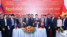 Thượng tướng Võ Minh Lương (phải), Thứ trưởng Bộ Quốc phòng, Chủ tịch Ủy ban Chuyên trách Chính phủ nước CHXHCN Việt Nam và Đại tướng Pol Saroeun (trái), Cố vấn cấp cao của Quốc vương Campuchia, Chủ tịch Ủy ban Chuyên trách Chính phủ Campuchia ký biên bản Kỳ họp