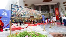 Bức tranh sơn mài "Bác Hồ đọc Tuyên ngôn Độc lập" được trao Kỷ lục Guinness thế giới