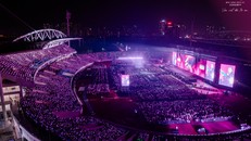 Sân vận động Quốc gia Mỹ Đình được “phủ tím” tại Em Xinh “Say Hi” concert đêm 2. (Ảnh: Vieon)