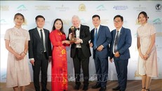 Ông Gragam Cook, Chủ tịch Tổ chức Giải thưởng Du lịch Thế giới trao giải cho đoàn đại biểu của tỉnh Tuyên Quang do đồng chí Nông Thị Bích Huệ, Ủy viên Ban Thường vụ Tỉnh ủy, Phó Bí thư Thường trực chuyên trách Đảng ủy UBND tỉnh làm Trưởng đoàn. Ảnh: TTXVN phát