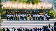 Các đại biểu thực hiện nghi thức khánh thành và ra mắt Tòa tháp Saigon Marina International Financial Centre.