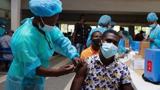 Thách thức kép đối với hệ thống y tế châu Phi