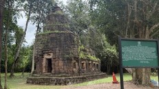 Đền Ta Muen Thom là công trình tôn giáo được xây dựng vào thế kỷ XIII sau Công nguyên. Ngôi đền này nằm trong những di tích đang tranh chấp giữa Thái Lan và Campuchia tại khu vực biên giới giữa hai nước. Ảnh: Phạm Hải/PV TTXVN tại Thái Lan