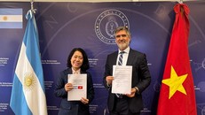 Thứ trưởng Bộ Ngoại giao, Thương mại quốc tế và Tôn giáo Argentina Fernando Brun và Đại sứ Việt Nam tại Argentina Ngô Minh Nguyệt tham dự Kỳ họp lần thứ VIII Ủy ban liên Chính phủ về hợp tác kinh tế, thương mại và khoa học công nghệ giữa Việt Nam và Argentina tại điểm cầu Buenos Aires. (Ảnh: Diệu Hương/Vietnam+)