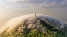 Núi Ba Den hiện lên hùng vĩ giữa mây trời Tây Ninh, nơi tâm an tìm thấy chốn trở về. Ảnh: Trần Tuấn Việt 