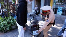 Hà Nội: Đồng loạt kiểm tra, xử lý hành vi sử dụng điện thoại và che, dán biển số khi tham gia giao thông